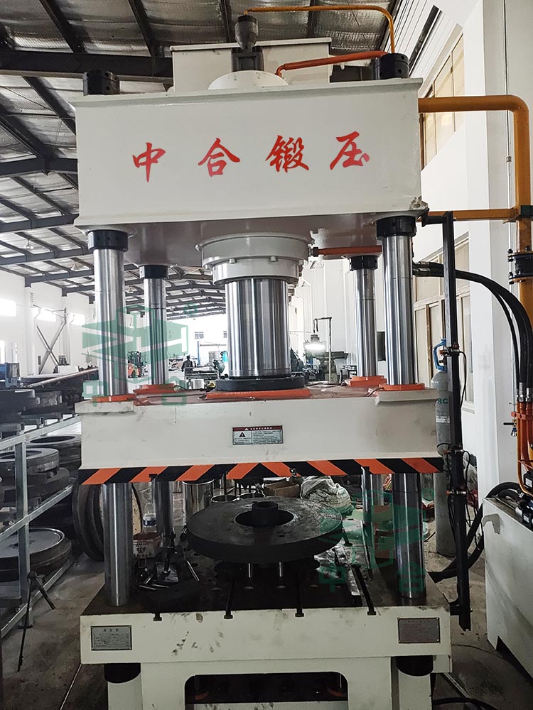200噸不銹鋼鍋蓋成型液壓機(jī)現(xiàn)場(chǎng).jpg